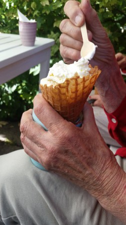 Äter glass på österhagens glass sommaren 2015