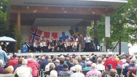 Lyssnade på fin musik på dragspelsstämman